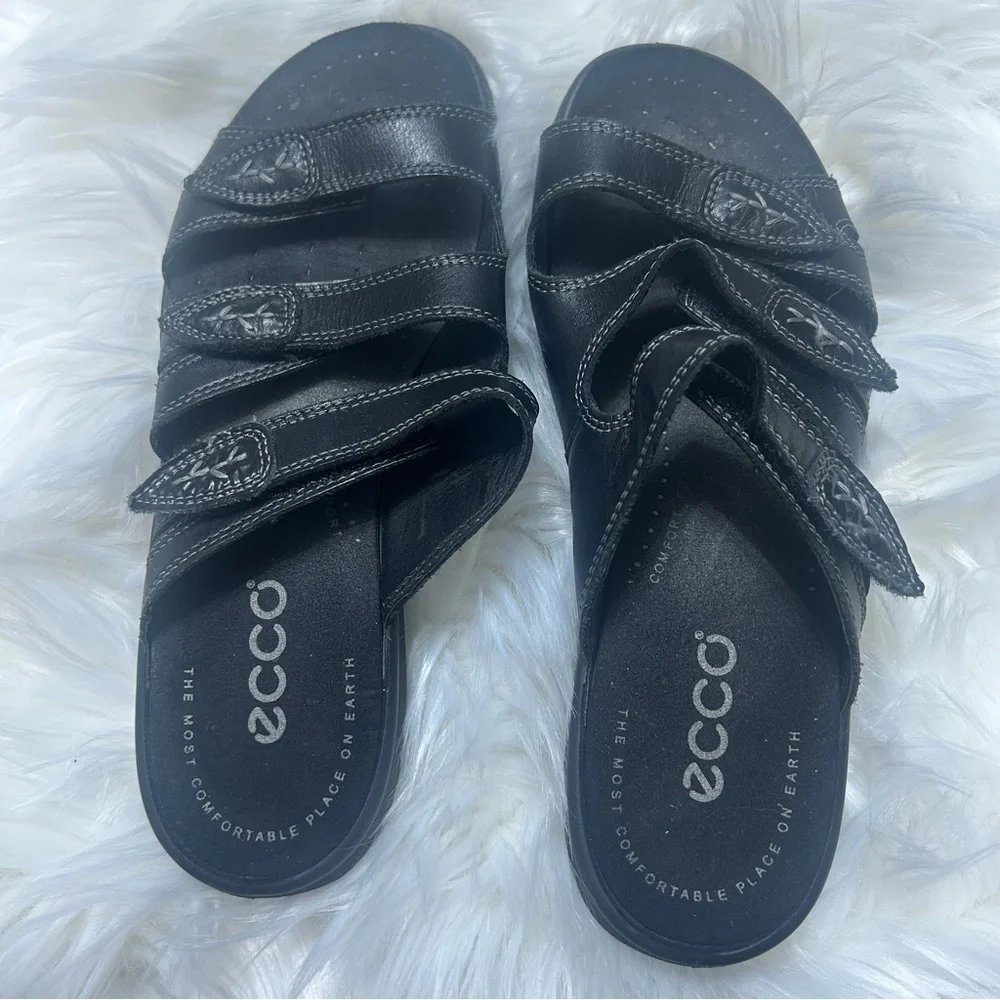Size 6.5 Black ecco Sandals E2